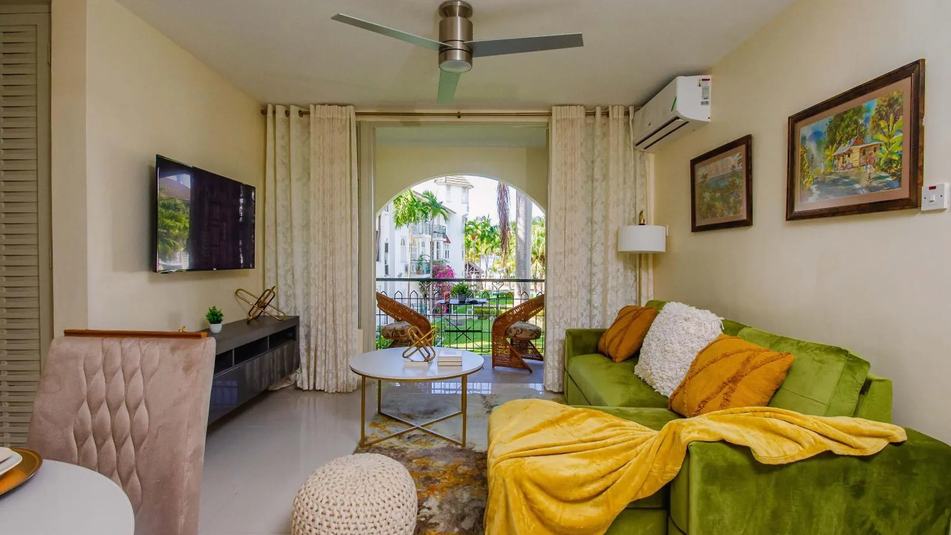 Apartment Heart Of Ocho Rios-Free Beach Acess-King Bed-Pool-100Mbps