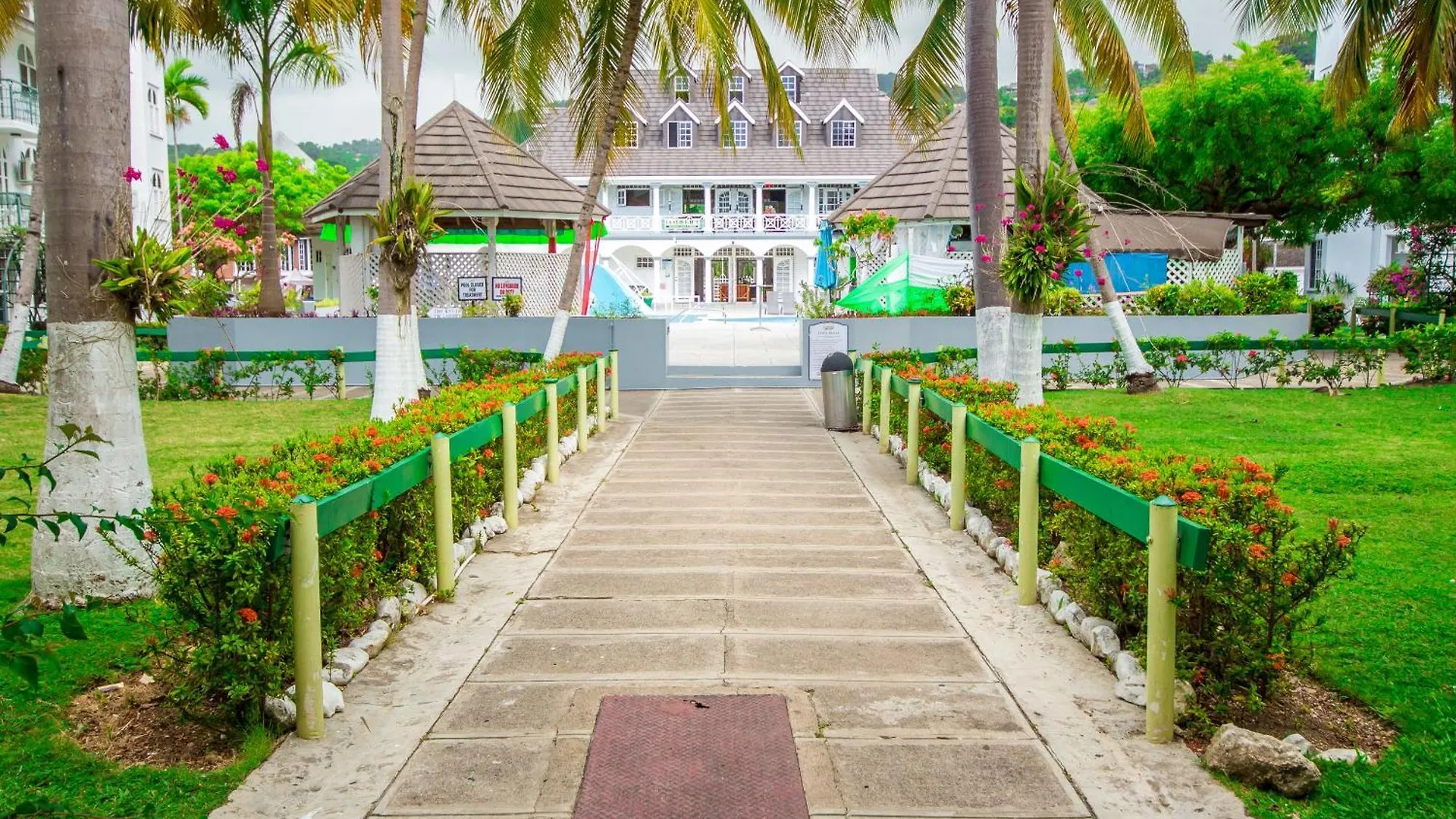 Apartment Heart Of Ocho Rios-Free Beach Acess-King Bed-Pool-100Mbps