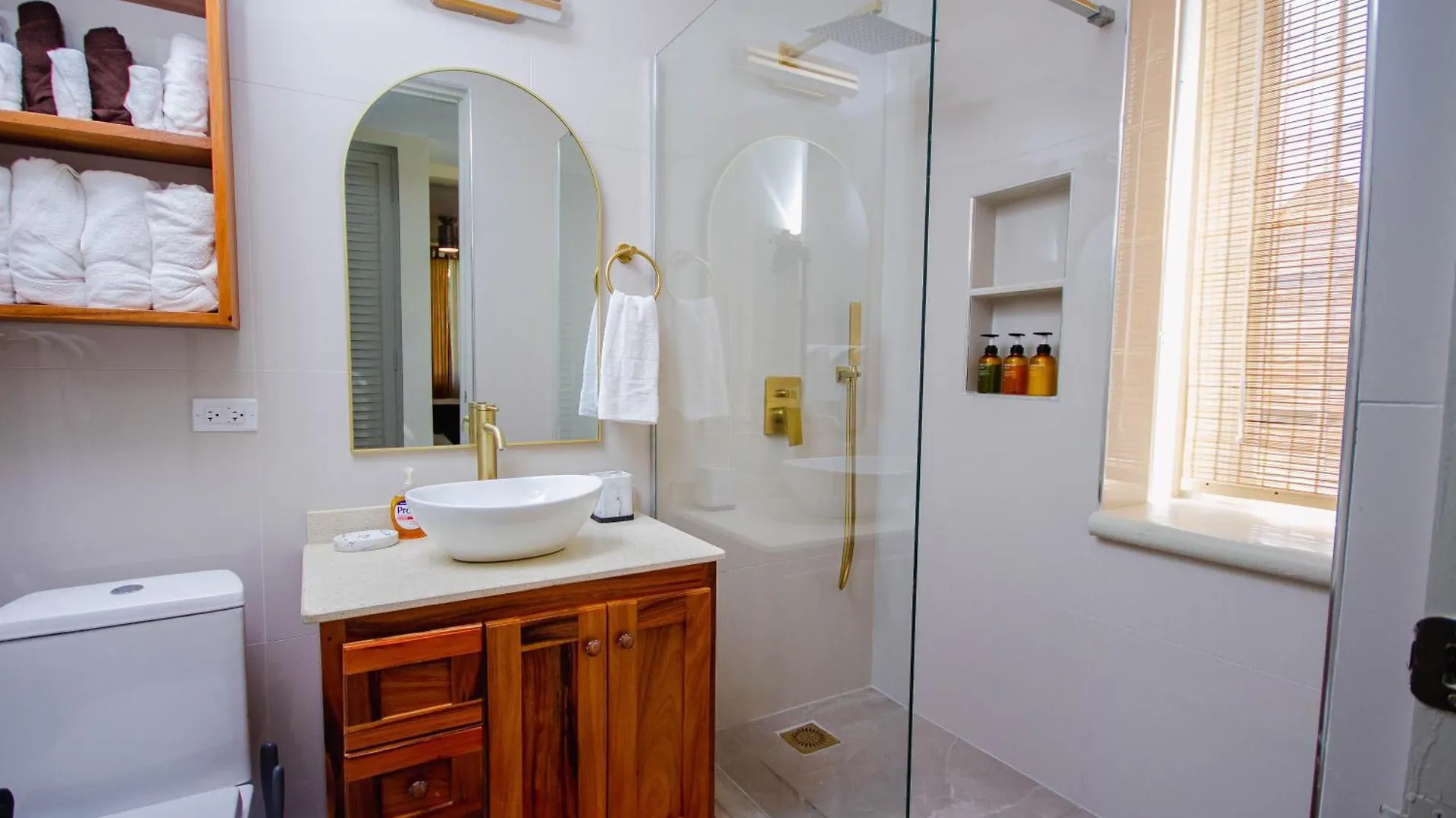 Apartment Heart Of Ocho Rios-Free Beach Acess-King Bed-Pool-100Mbps