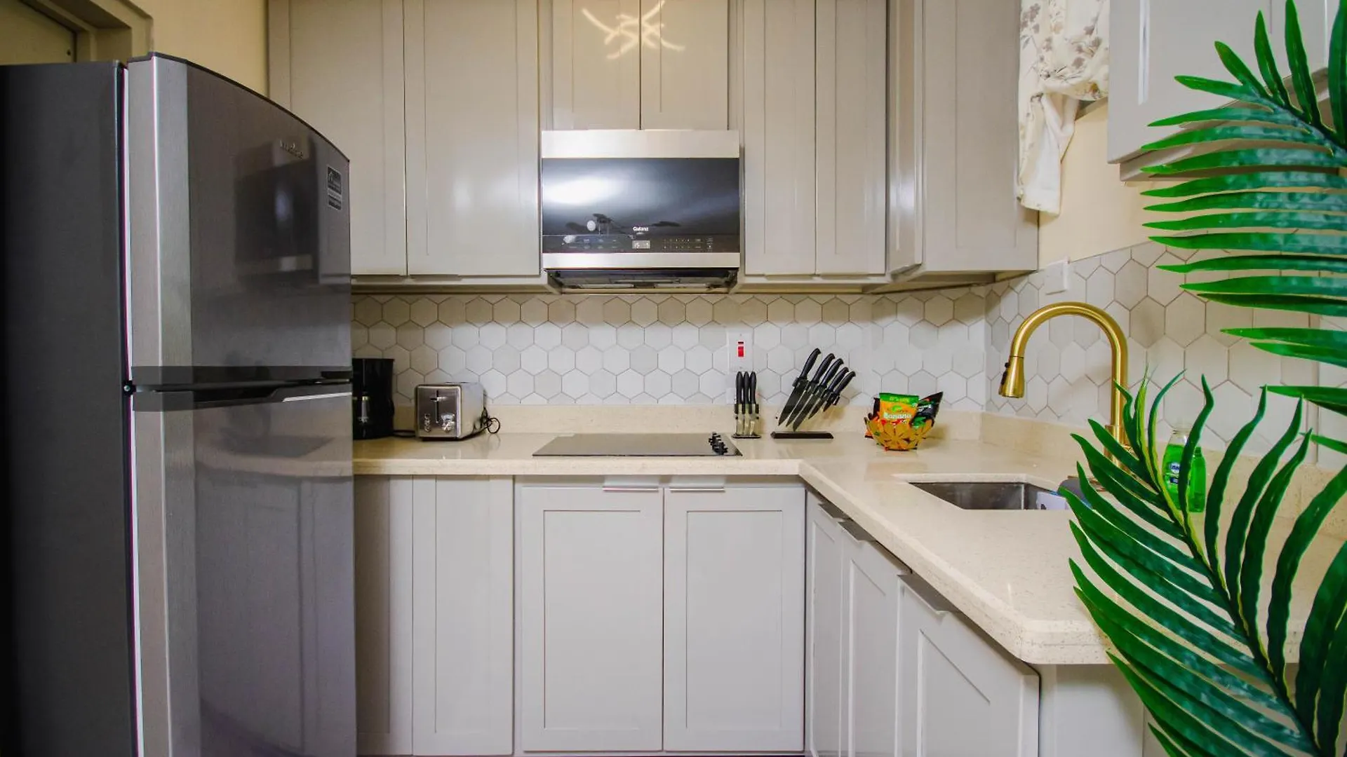 Heart Of Ocho Rios-Free Beach Acess-King Bed-Pool-Free Parking-Gated Complex-Free Wifi 100Mbps Giamaica